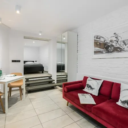 Old Town Underground Level By Renters Apartment *