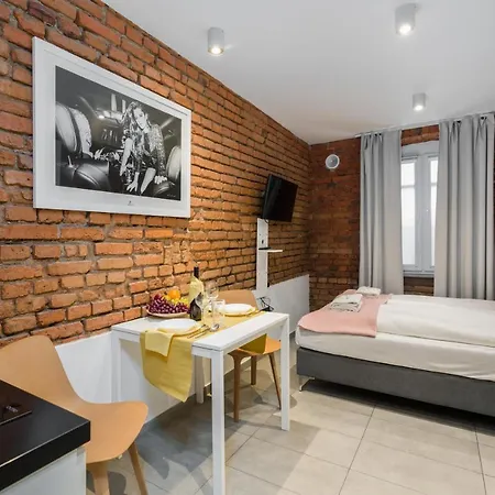 Old Town Underground Level By Renters Apartment *