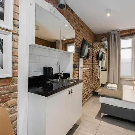 Old Town Underground Level By Renters Apartment *