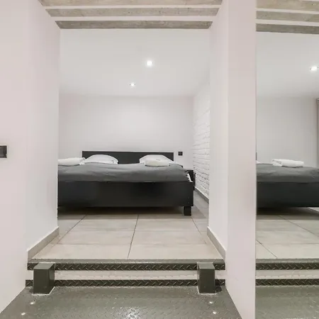 Апартаменты Old Town Underground Level By Renters *